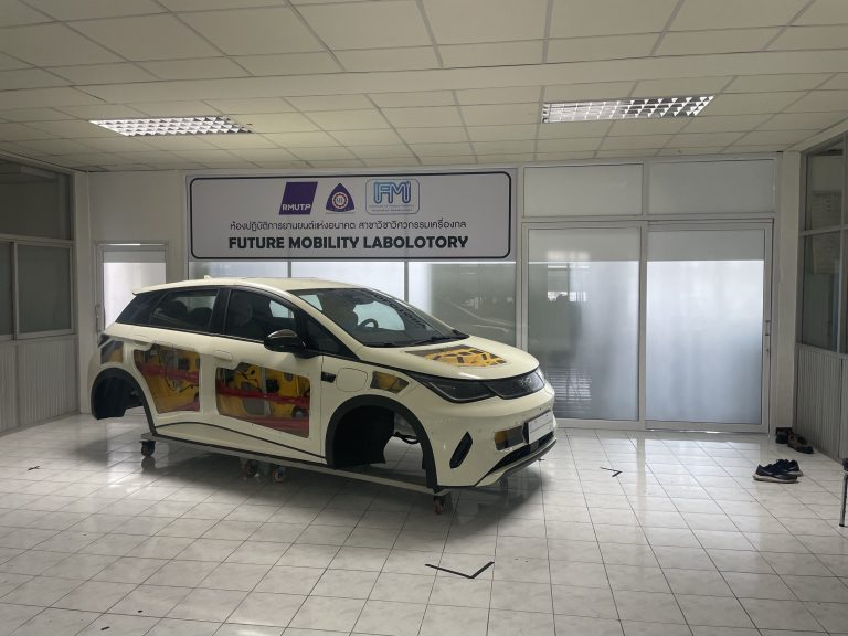 สถาบันพัฒนานวัตกรรมยานยนต์แห่งอนาคตร่วมกับสาขาวิชาวิศวกรรมเครื่องกล คณะวิศวรรมศาสตร์ เปิดห้องปฎิบัติการยานยนต์อนาคตเพื่อรองรับการฝึกอบรบ ซึ่งเป็นหนึ่งในอุตสาหกรรมเป้าหมายของ กระทรวงการอุดมศึกษา วิทยาศาสตร์ วิจัยและนวัตกรรม (อว.)